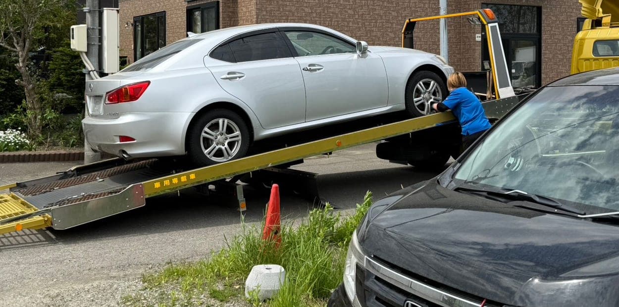 積載車に載せて輸出へ送り出す中古車