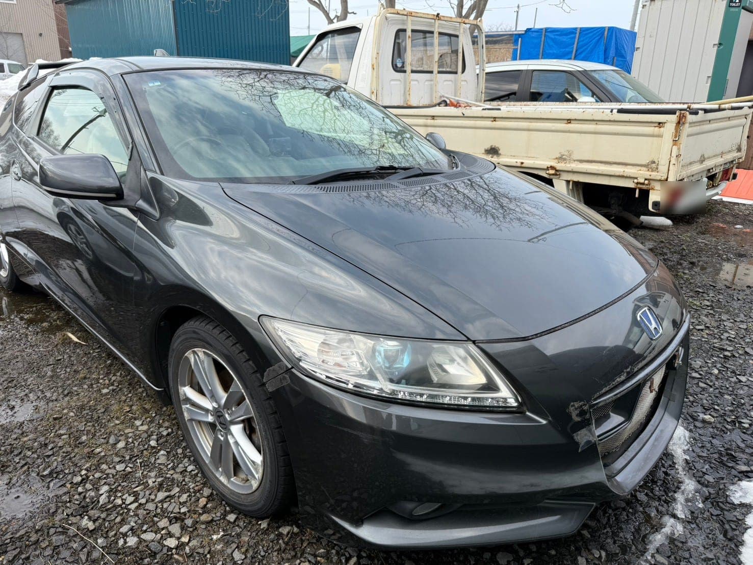 前まわりに傷みのある中古車