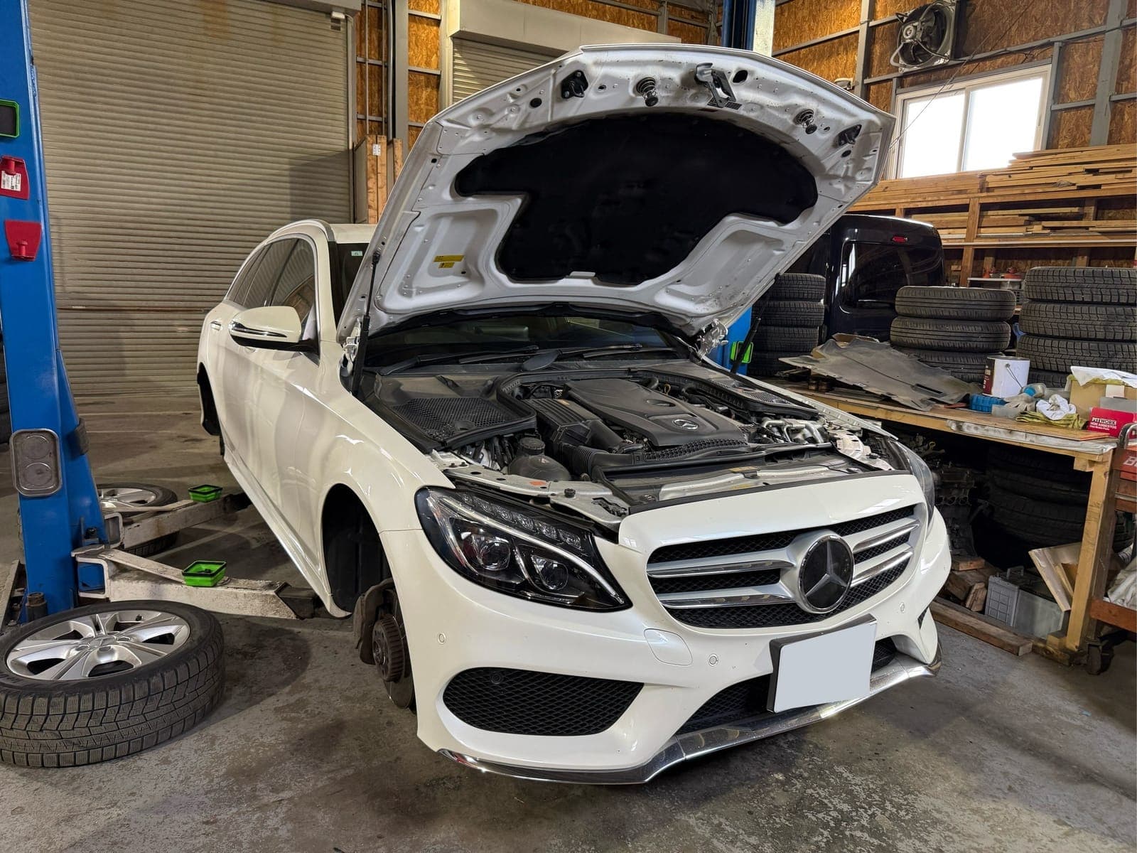 リフトに上げた輸入車の整備の様子