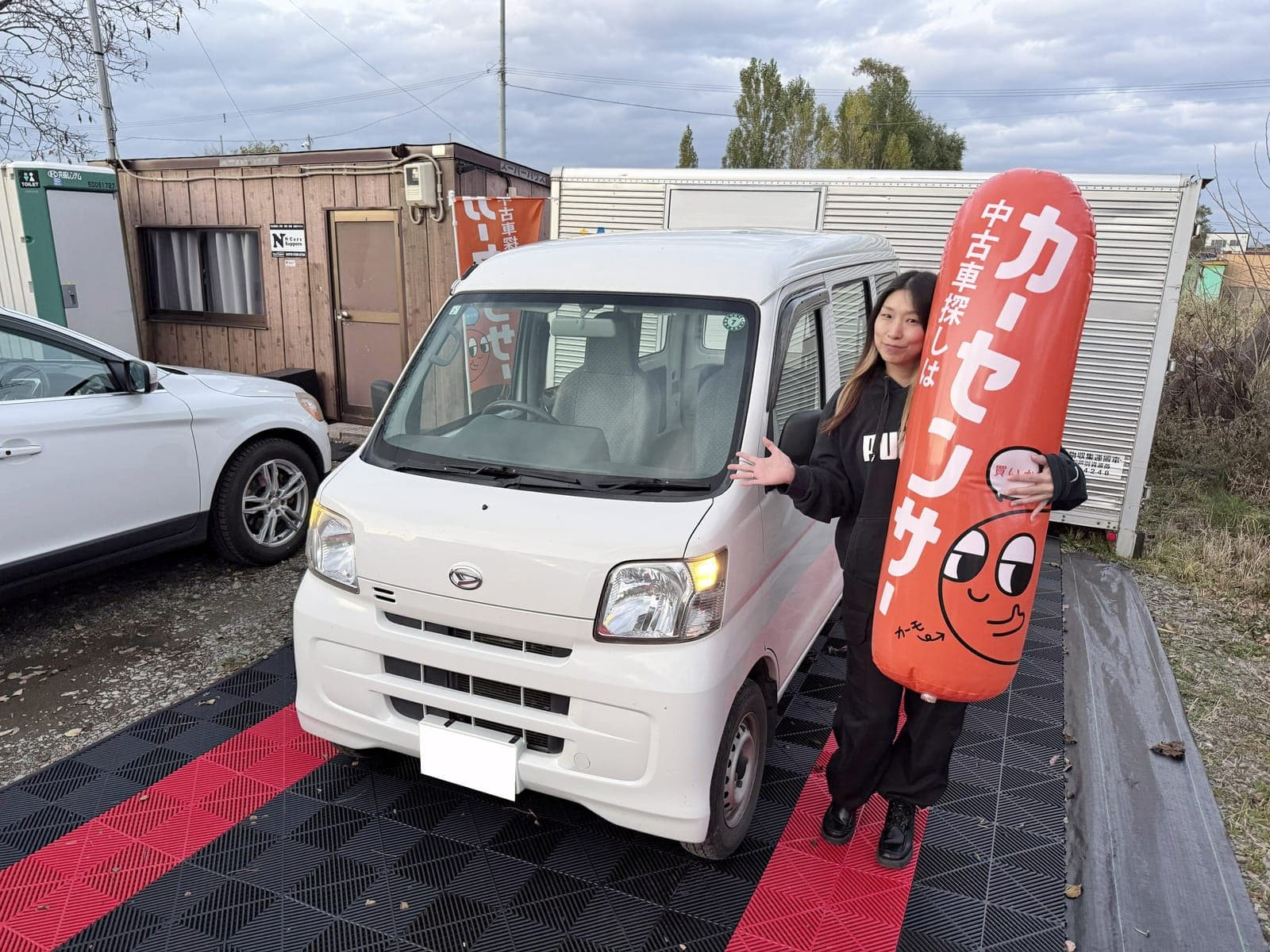 N Cars Sapporo の展示場とスタッフ